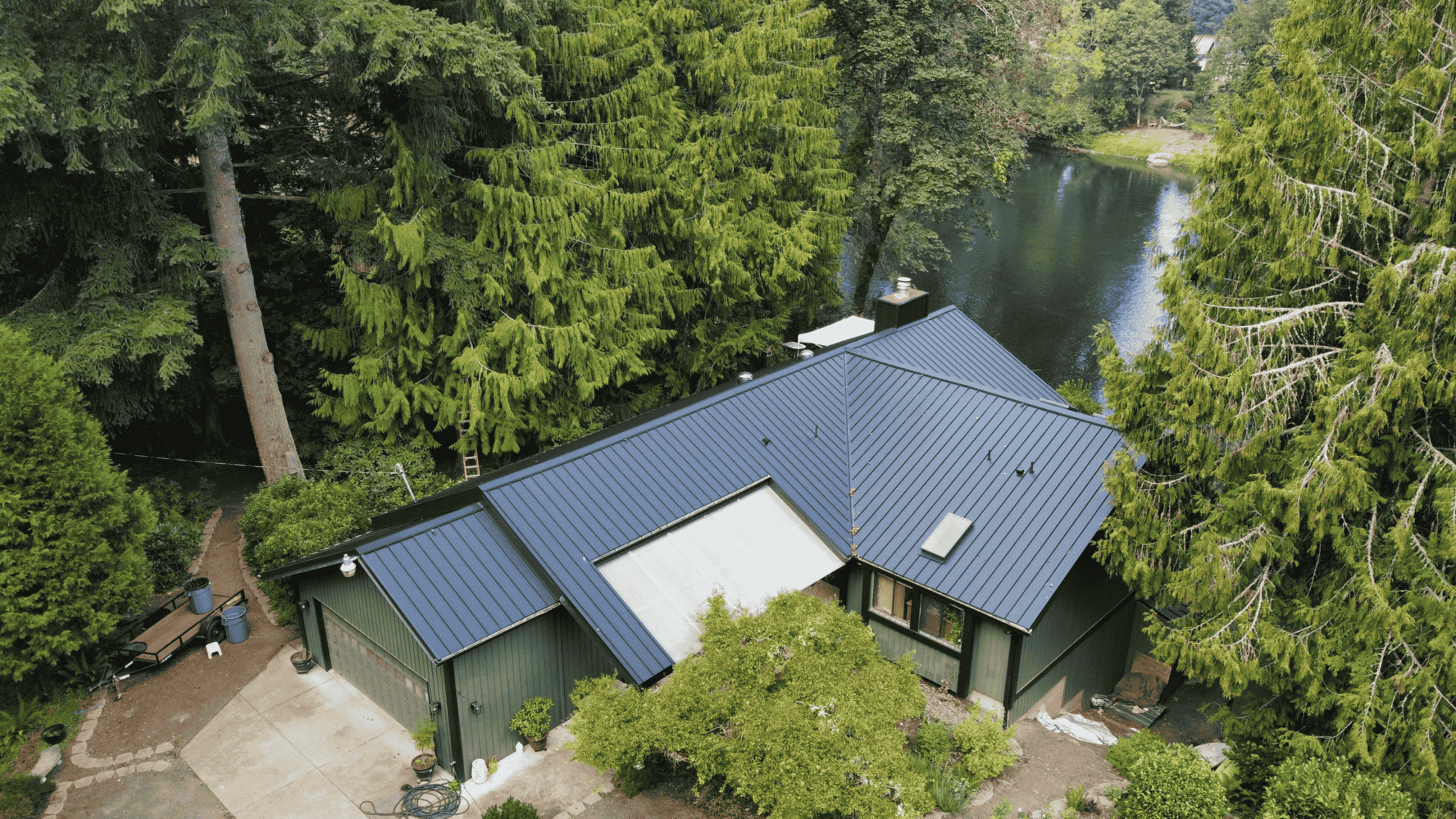 Expert team assessing reliable commercial roofing solutions for enhanced energy efficiency in Junction City OR